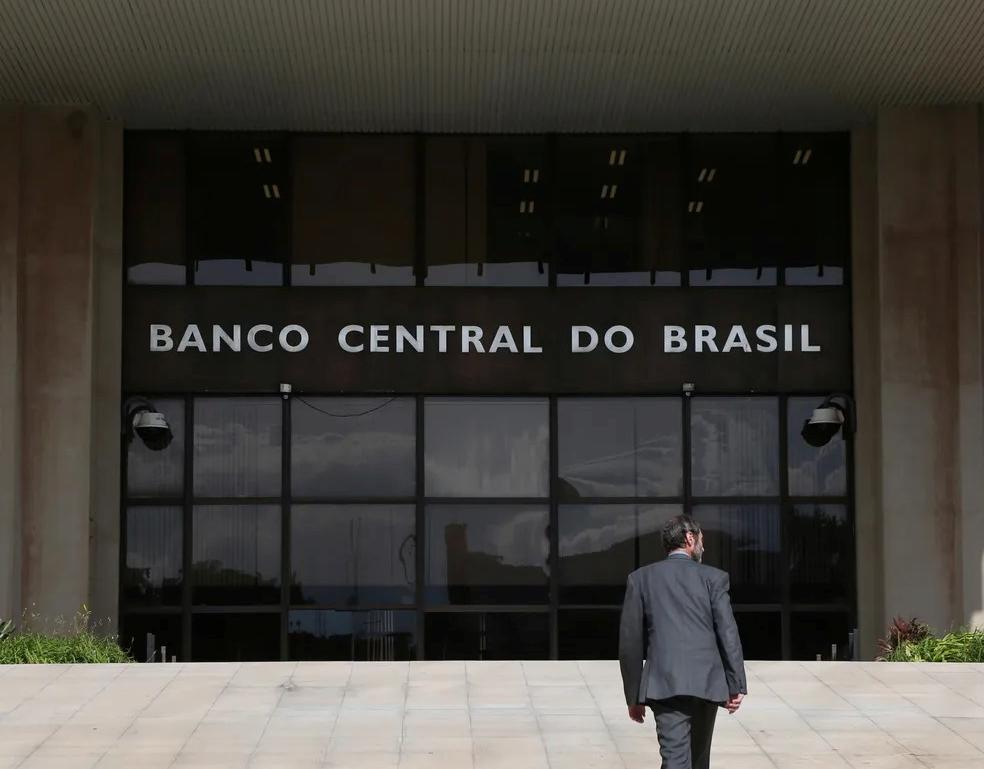 Copom mantém juros altos por período prolongado para conter inflação