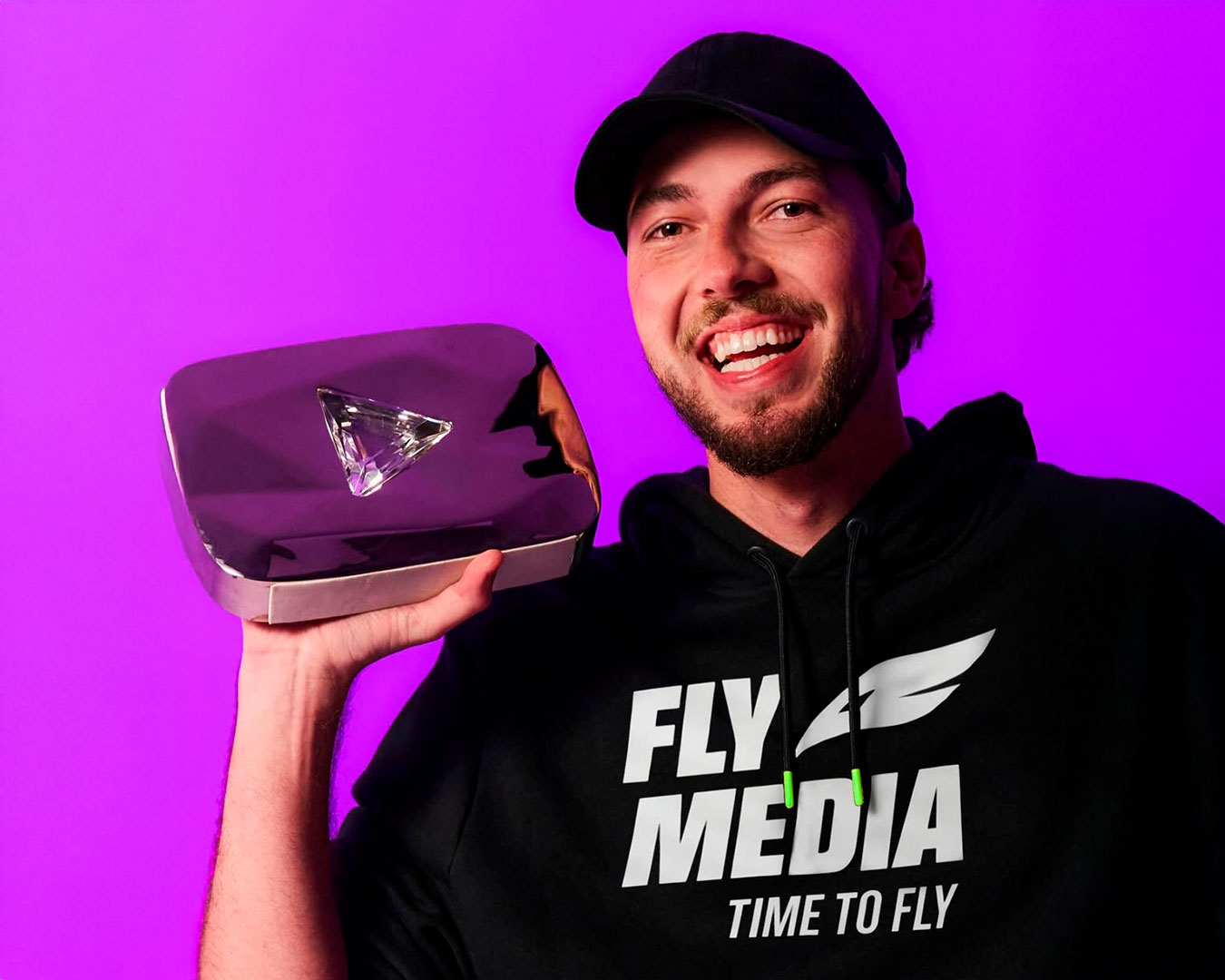 Startup FlyMedia capta R$ 20 milhões para criar influenciadores e personagens digitais feitos por IA