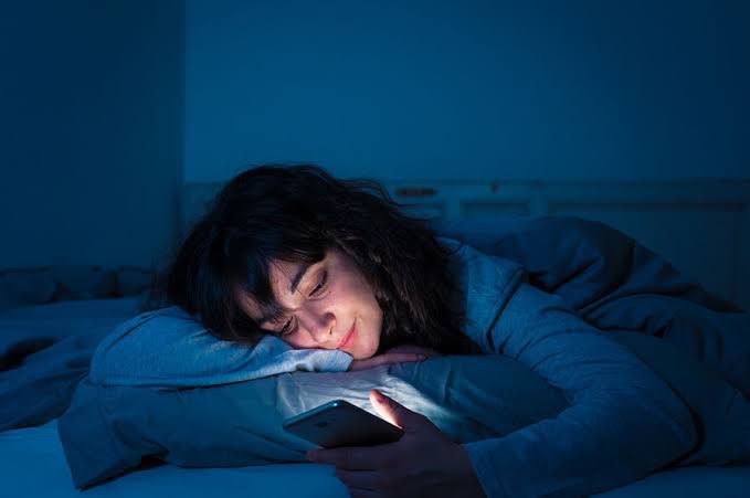 Mais da metade dos brasileiros compra online à noite ou de madrugada